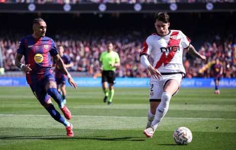 巴萨阿劳霍致胜一击助力球队1-0取胜，五连胜领跑西甲积分榜领先皇马4分