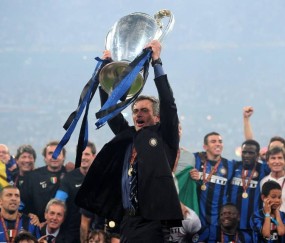 4大豪门疯抢+2.2亿转会权!穆帅终局抉择?全足坛蹲疯了!