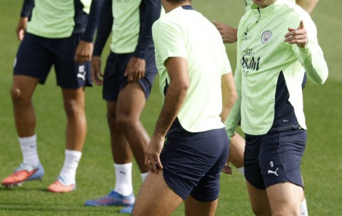 短暂的回家！那不勒斯26分钟染红少打一人，德布劳内被替换下场